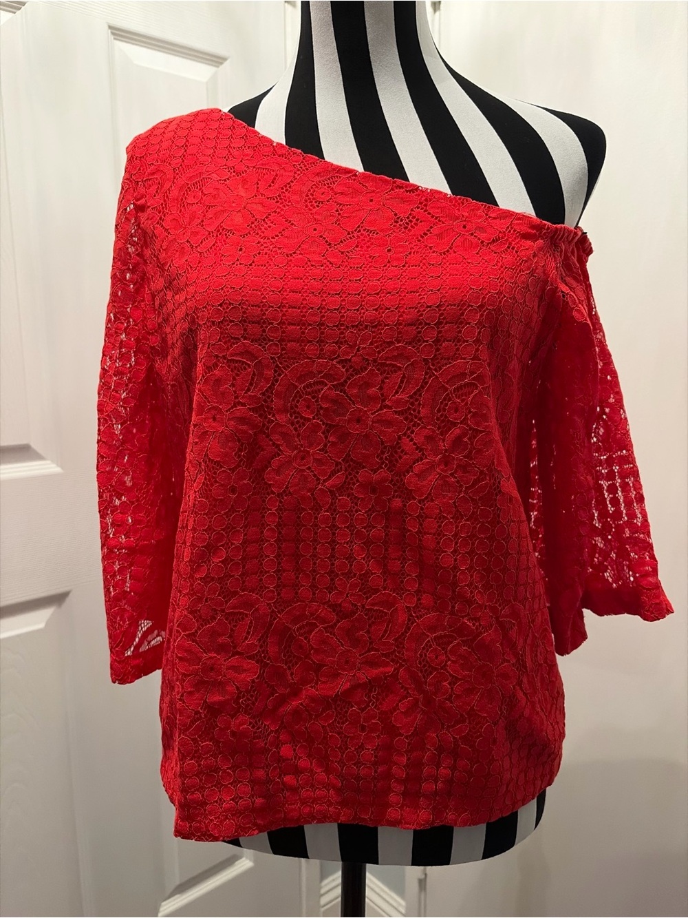Red Laundry by Shelli Segal Lace Off-Shoulder Women's Top